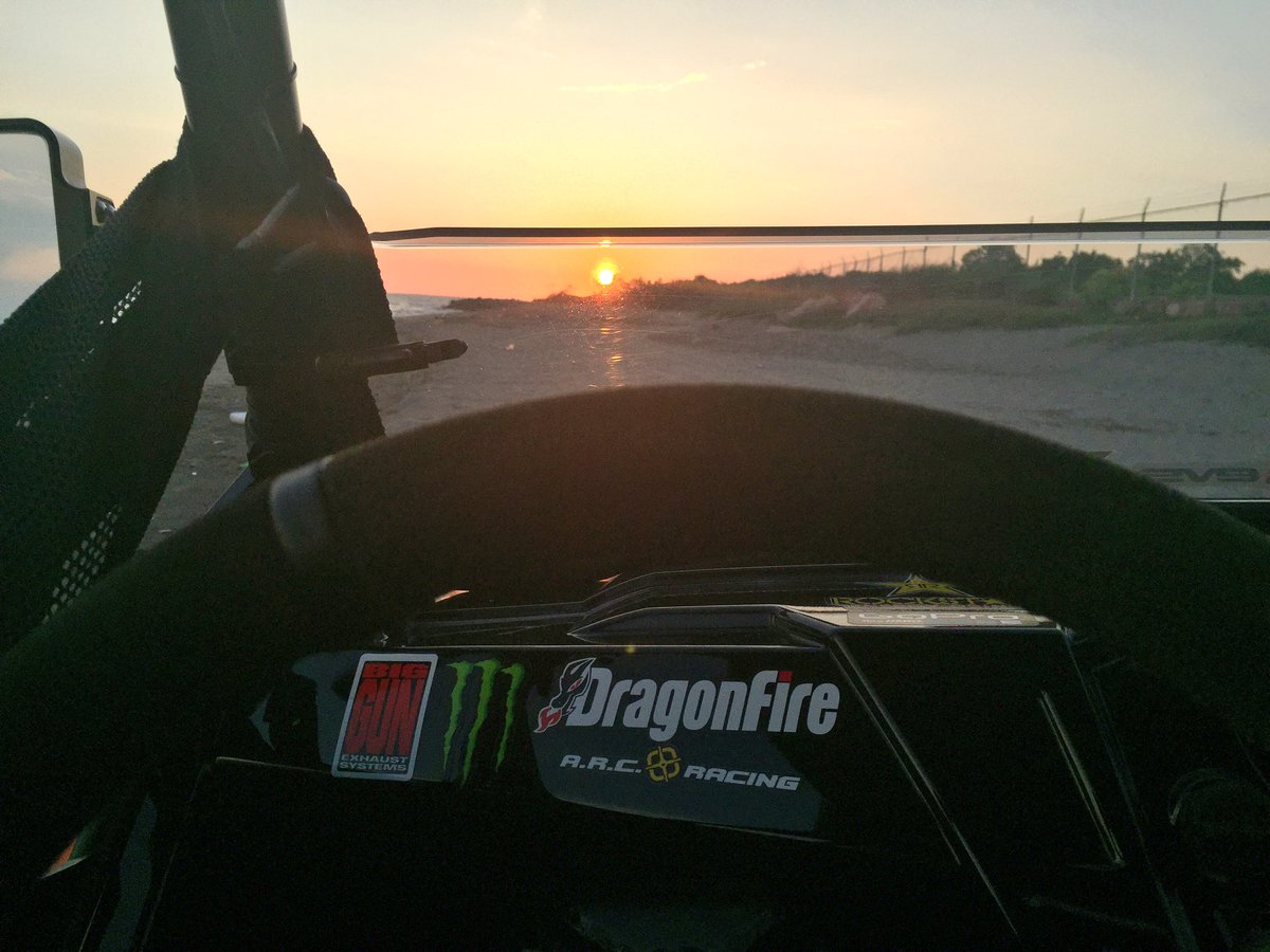 speed_4_need's tweet photo. #razor #polaris #sunset #puertovallarta https://t.co/xE524uYrfA