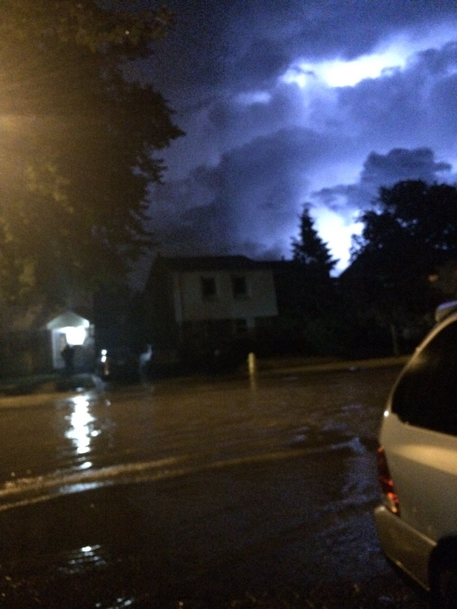 _NopeNotJade's tweet photo. My street just flooded 😧 #oshawa #thunderstorm #weather @weathernetwork  @oshawacity @CityNews https://t.co/4db3rk3Aim