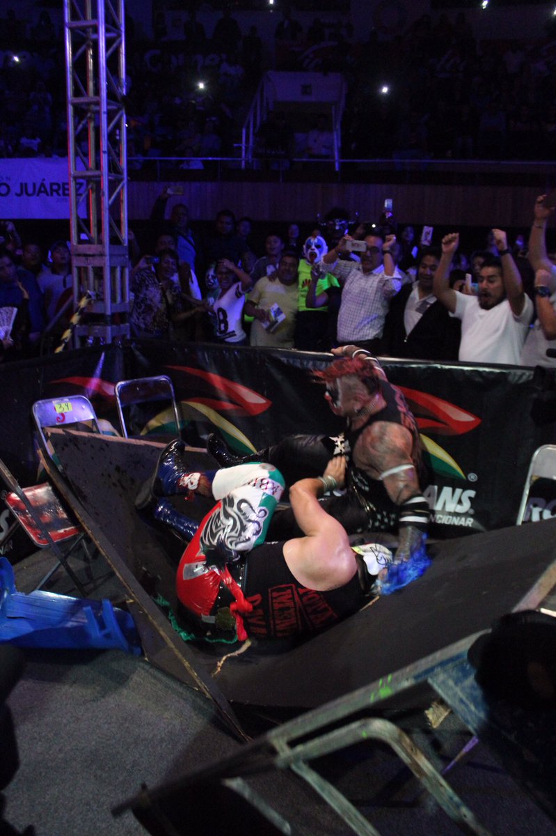 luchalibreaaa's tweet photo. #LosFronterizos se imponen a #LosPsychoCircus en la lucha semifinal de #AAAenCDMX https://t.co/FSZPPYrQ5E