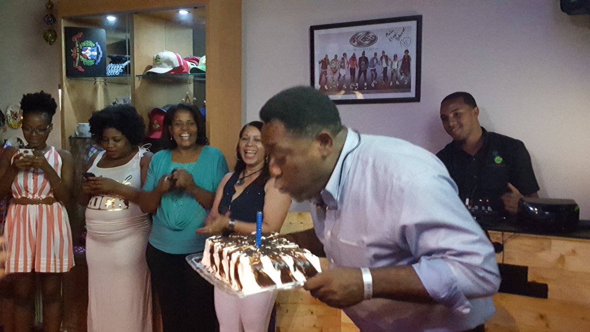 IvesMarieChanel's tweet photo. Vente signature et #anniversaire @GaryVictor3 #maison kreyol #stodom #RD https://t.co/pyc4Jc3JHY