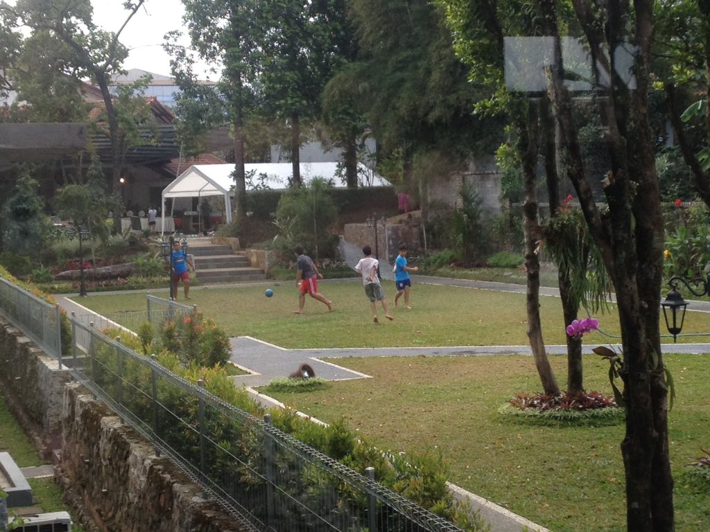 topashotel's tweet photo. Keceriaan siang ini di Topas Landscape, selain berenang, anak" dapat bermain bola #hotelbandung https://t.co/UuybMfBSuS