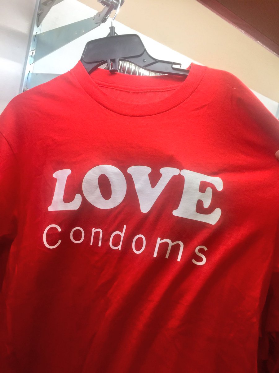 mytoecold's tweet image. Person: Drew do u like condoms?
Me: