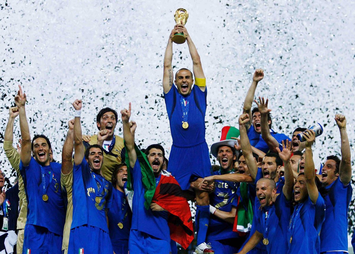 danielebrogna's tweet photo. Esattamente 10 anni fa... ❤️
#Ricordi #CampioniDelMondo #Italia #2006 #AlzalaCapitano #Ccezionale #OraPiango https://t.co/vNwTRdzpCl