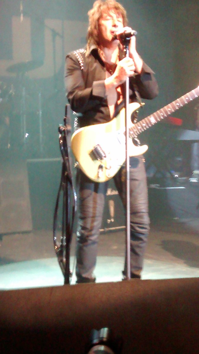 SamboraArmy's tweet image. Front row tonight, what a incredible night with @TheRealSambora 💜 #bestofblues