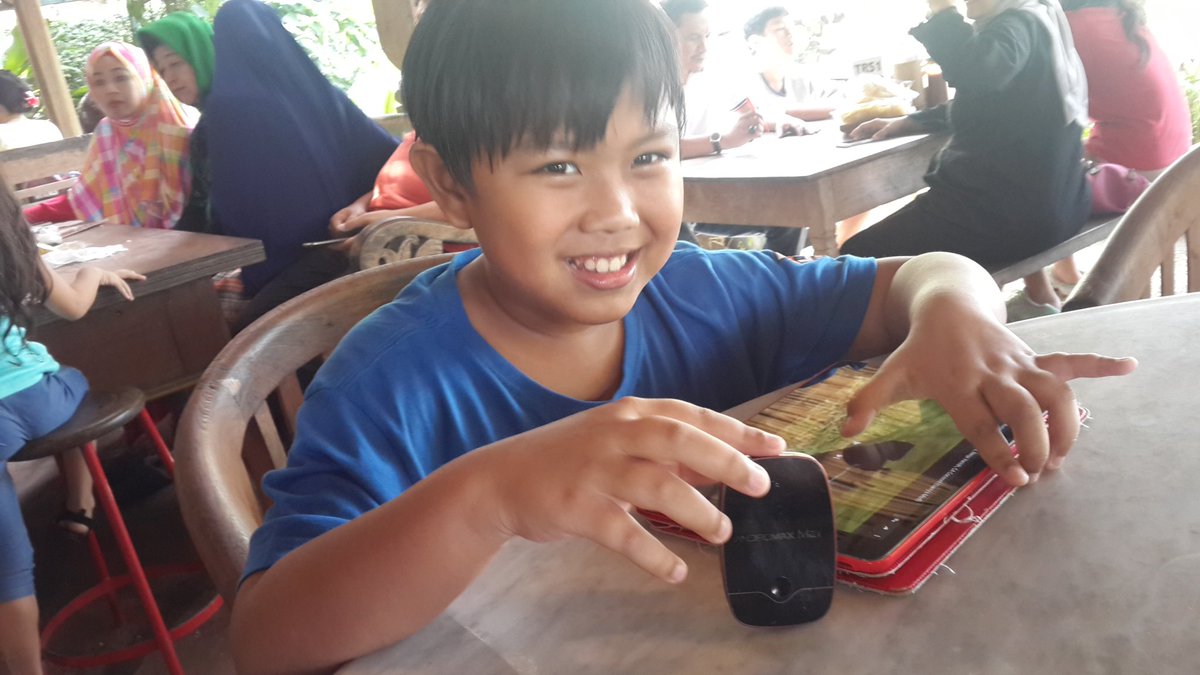 big_why's tweet photo. MiFi @smartfrenworld #4GinAja sudah jadi milik dia. Kemana-mana mesti dibawa. @autobild_ina #HTD2016 https://t.co/8K8nkv7TJb