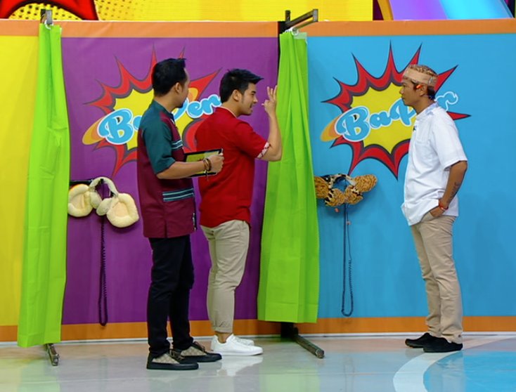 BaperRCTI's tweet photo. Sepertinya @Leo_Consul agak geli meragaiinya ya,,, apaan tuh :D #BapernyaLebaran https://t.co/ZIjIgQ4hF6