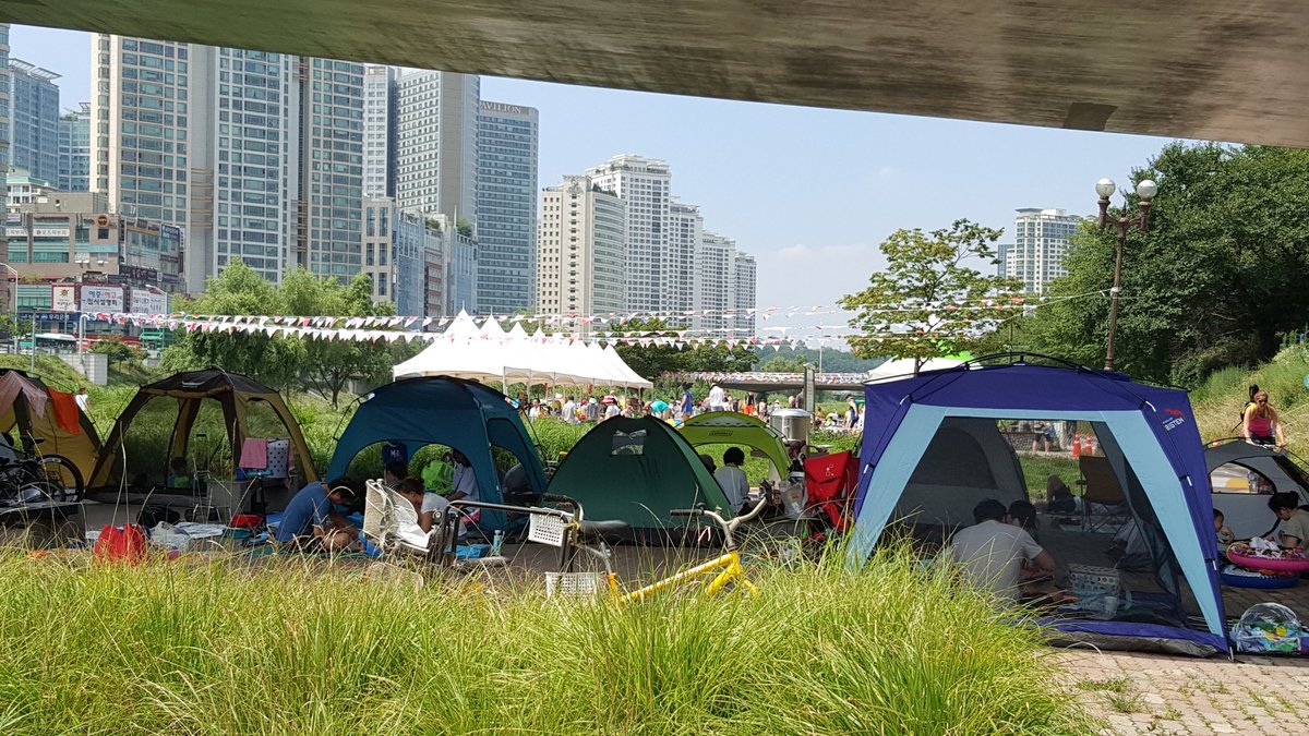 #성남시 탄천의 여름
폭염 경보의 날씨에도 정자동 물놀이장은 피서객으로 인산인해. 뜨거운 햇살에도 물놀이가 좋아요.