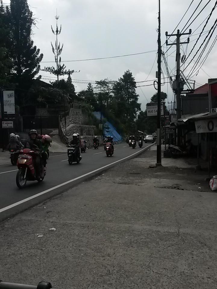 budiir63's tweet photo. @RadioElshinta : Arus lalin arah puncak saat ini msh one way ramai lancar. https://t.co/Z7sfIzWDTu