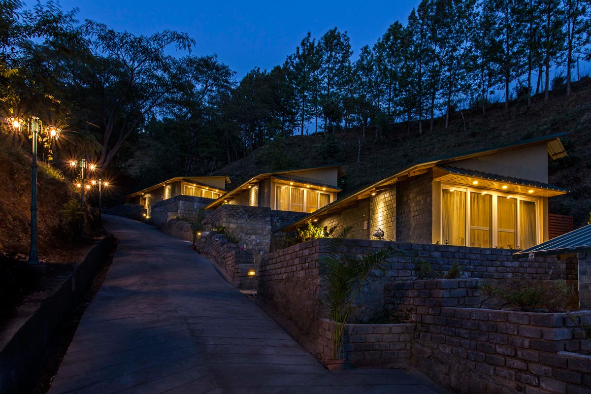 Meet the #mountains at #Rakk resort in #Himachal Pradesh #India #travel .bringhomestories.com/stay/rakkh-bou…