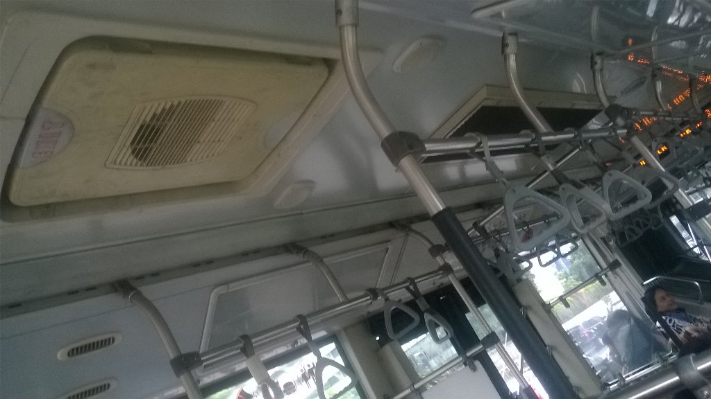 JeftaJulioGre's tweet photo. Mimin. Tolong diperhatikan kebersihan armada bus ya min. Terima kasih @PT_TransJakarta https://t.co/SuolHQTM90