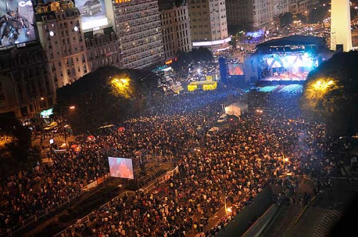 OmarAliCandanga's tweet photo. -Bicentenario con CFK, tres millones d personas
-Bicentenario con Macri, tres millones de vallas
#FelizIndependencia https://t.co/U96TguCQm5