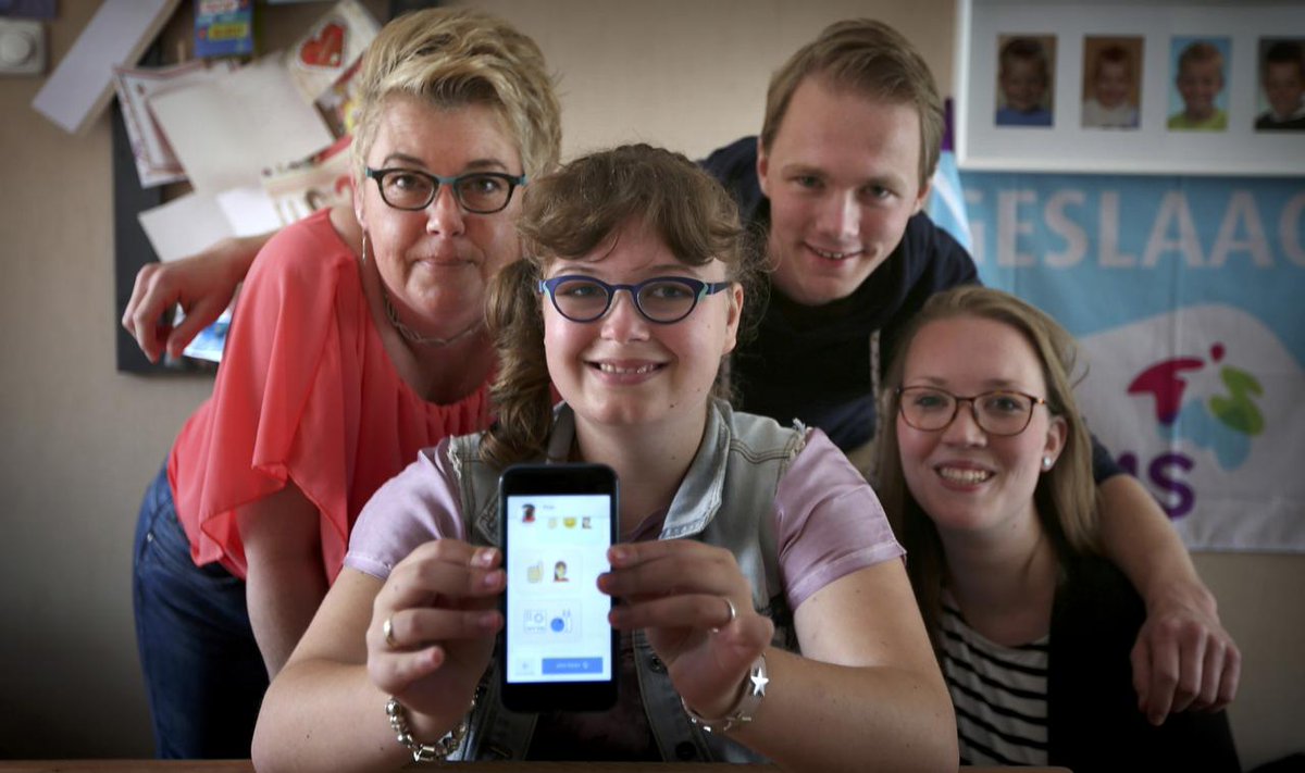 Zes studenten <a href="/NHL_Hogeschool/">NHL Hogeschool</a> maakten app waardoor verstandelijk beperkte Olga kan chatten bit.ly/29u2fHI