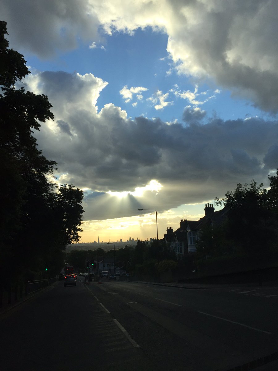 gravity_under's tweet image. The sun ray is bursting out