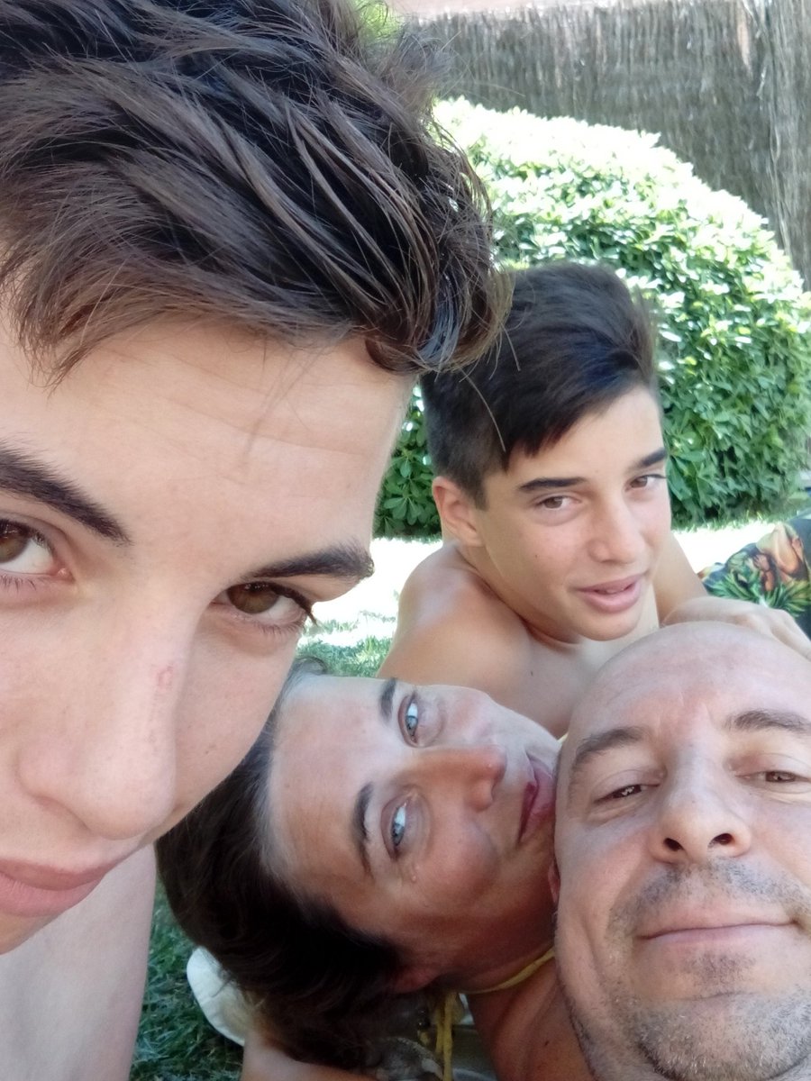 Desvirgandome con los twiteros de la casa..