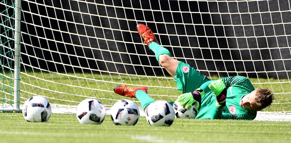 eintrachtint's tweet photo. HAPPY BIRTHDAY!
#Eintracht goalie Leon Bätge is 19 today - have a great day!
Test TSG Messel v #SGE at 17CET today. https://t.co/Q602TkOYpa