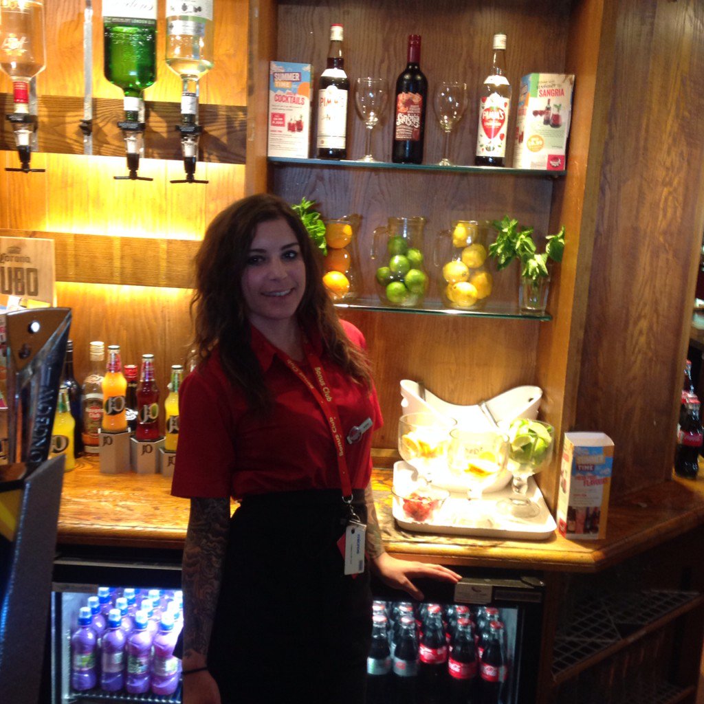 Cocktail queen Katie ready to serve up our Summer Drinks with a smile on her face 😃 <a href="/WeAreSUGM/">WeAreSUGM</a> <a href="/SpencerGraydon/">Spencer Graydon</a>