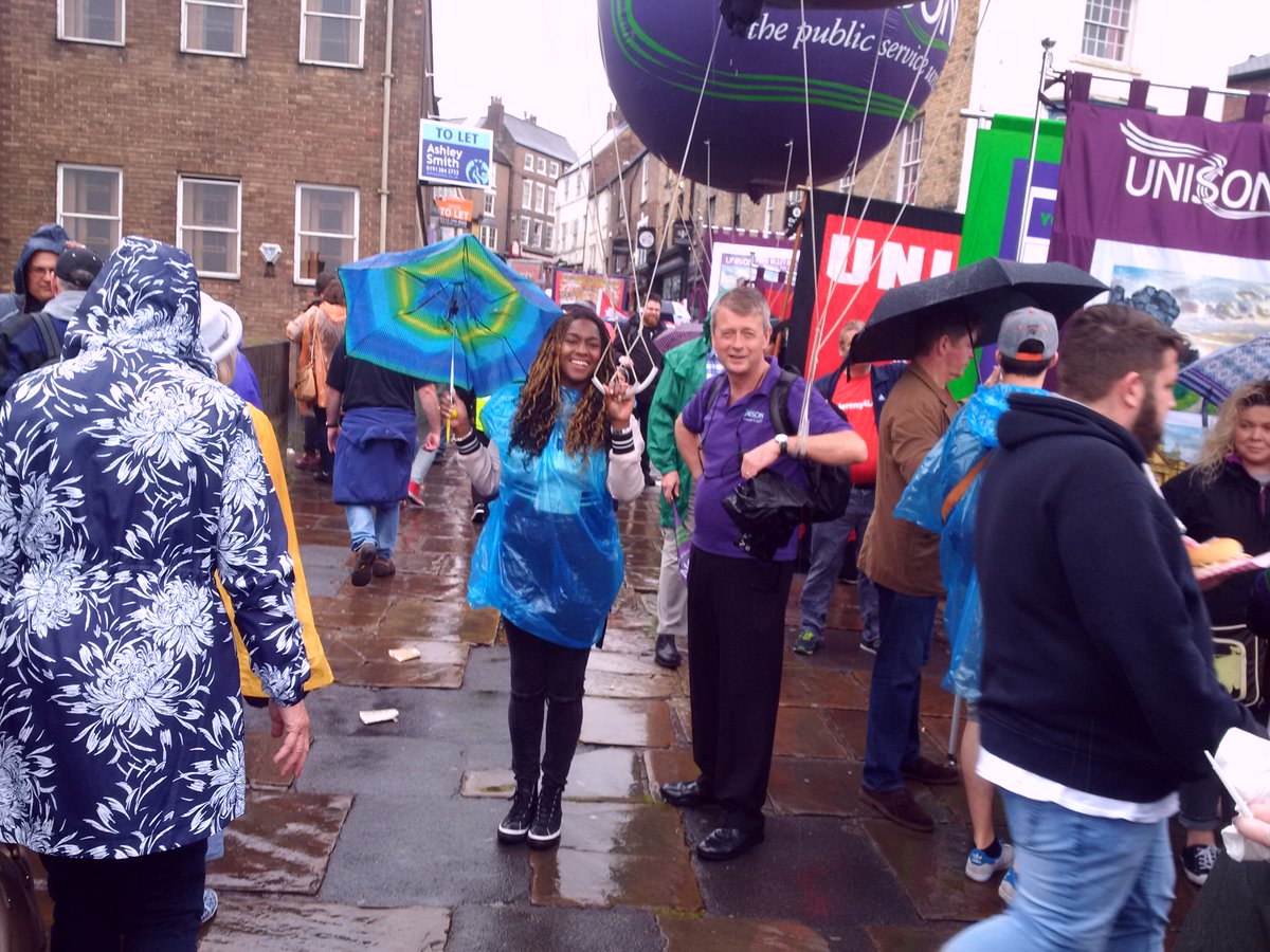 grayee's tweet photo. Responsibility at last! London #lablink16 in charge of  @unisontweets ballon :) @lizzieitis https://t.co/MGweSJymSI