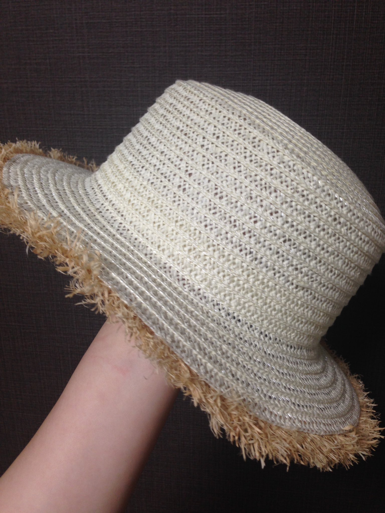 鳥飼みさご 個人的に惜しい麦わら帽子 1500えんくらい をみつけたので ベルトを外して 3coinsの頭につける花飾りを装着してみた W 頭の花飾り買う日が来るなんて Www