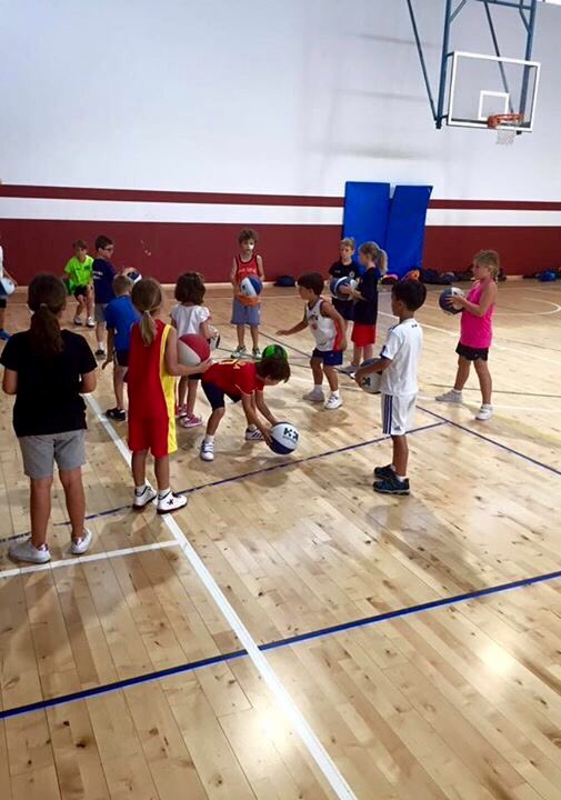 BTorrelodones's tweet photo. Seguimos a tope en el #BasketSchool #TechPremium #Torrelodones ¡2 semanas más para disfrutar, aprender y reforzar! https://t.co/wnuw7cAyGm