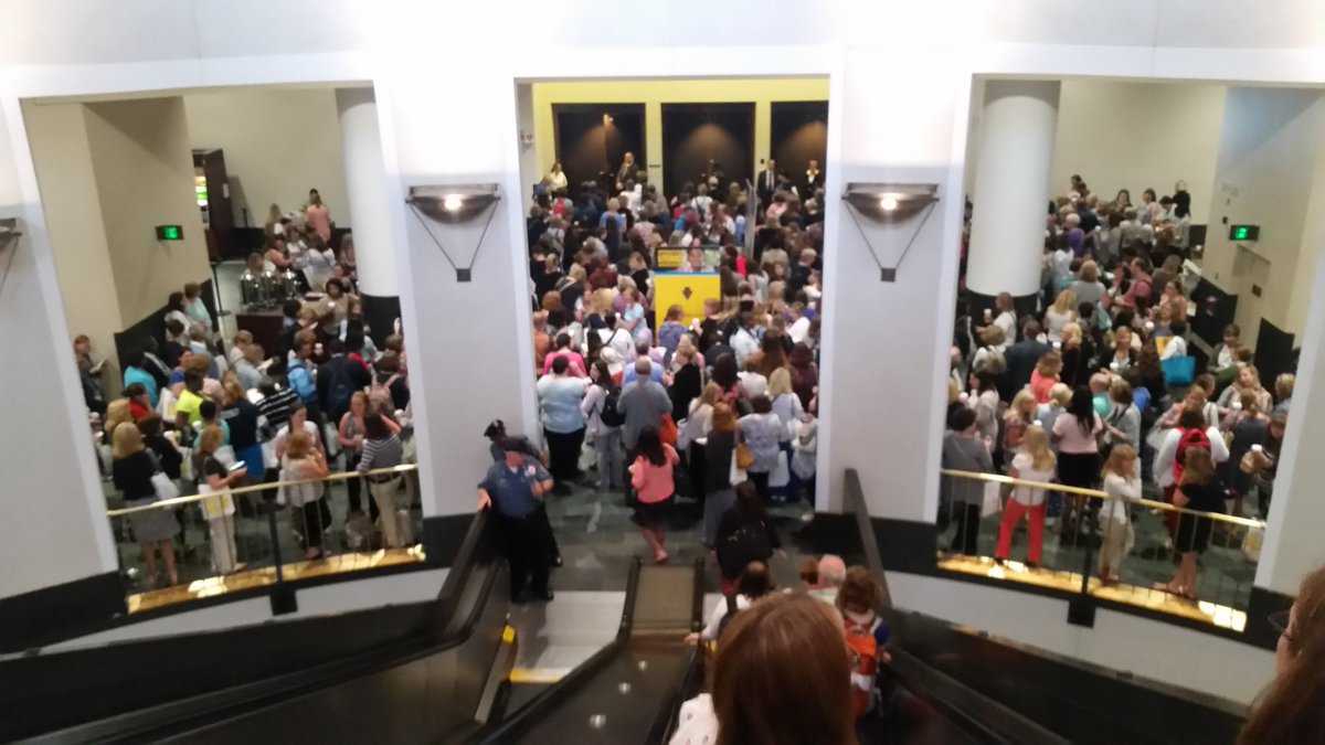 NKrayenvenger's tweet photo. There's a bit of a crowd to see @kwamealexander at the opening session of #ILA16 https://t.co/vQtcrQC93C