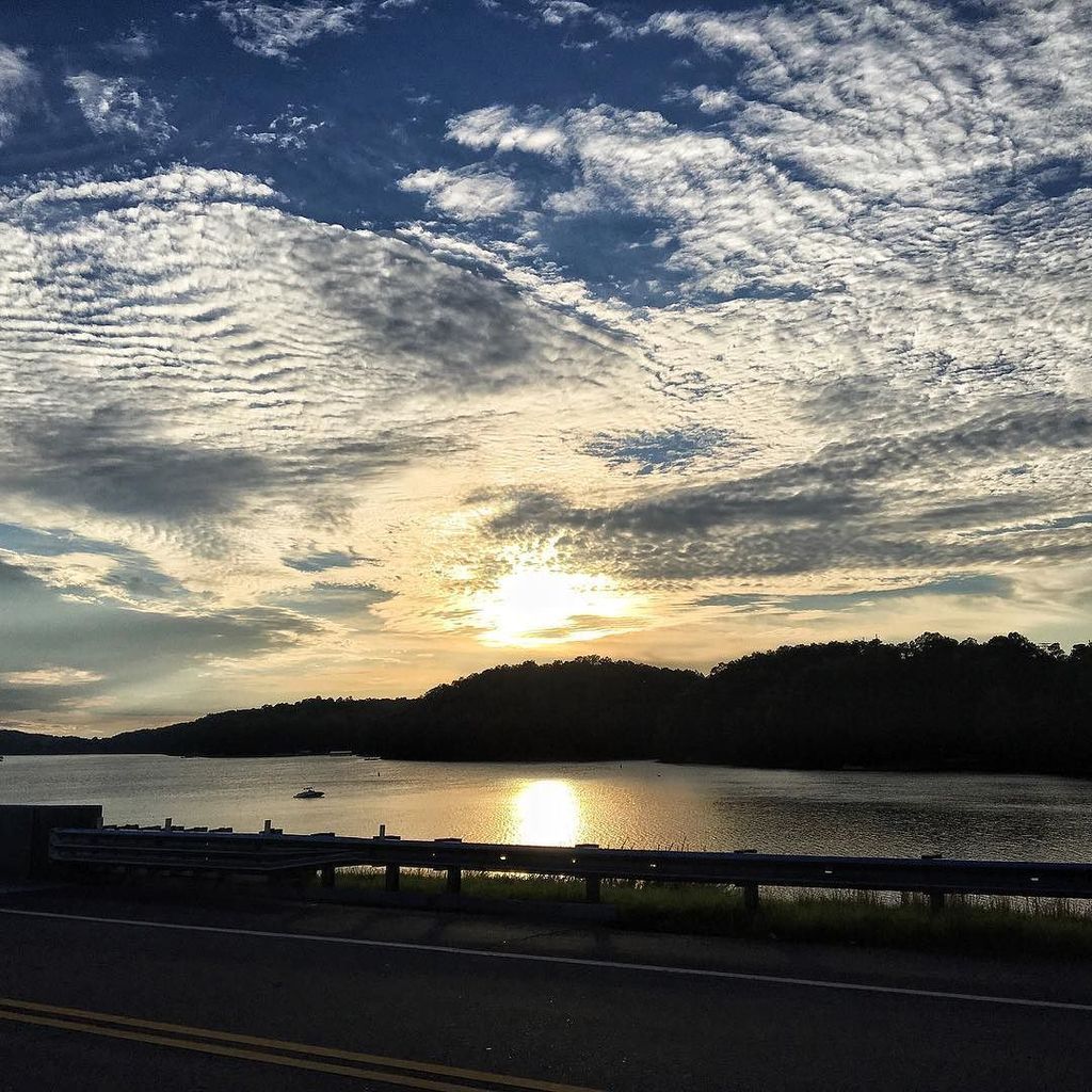woodybrown's tweet photo. EMPTY STREETS//QUIET LAKE
#SunriseRun #inpynapproved #madefromSkratch #skratchlabs #explor… https://t.co/8YpoBWL5XE https://t.co/A3S2gZHFkH