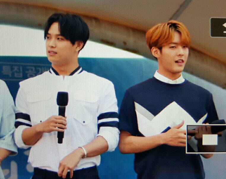 sik9gold's tweet photo. 20160709 #비투비 #당신의아침박은영입니다 공개방송 #현식 (@BTOB_IMHYUNSIK) #민혁 (@btob2mh)프리뷰
팀내 가장 느끼한 멤버라고 뽑혔는데
팀내 가장 섹시한 멤버라고 수정된 섹시라인 https://t.co/IOOFAk1KKr