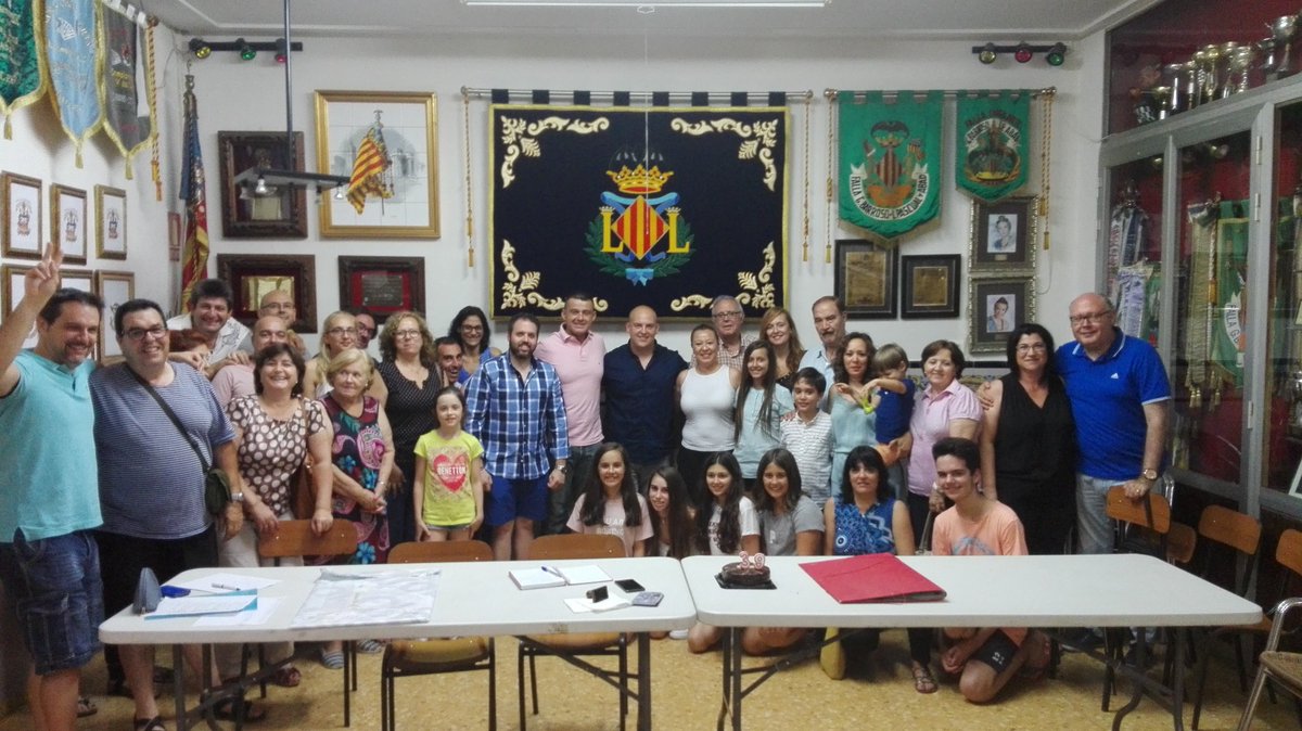 Anoche vimos los bocetos y firmamos los contratos con nuestros artistas. Contentos e ilusionados. <a href="/fallasximomarti/">Ximo Martí</a>