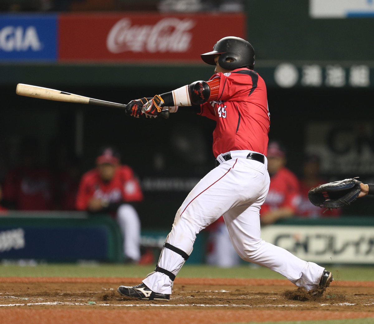 baseball_which's tweet photo. 打撃覚醒した意外な選手といえば？
城所龍磨:RT
田村龍弘:FAV
#sbhawks #chibalotte https://t.co/G3NbFLGXoL