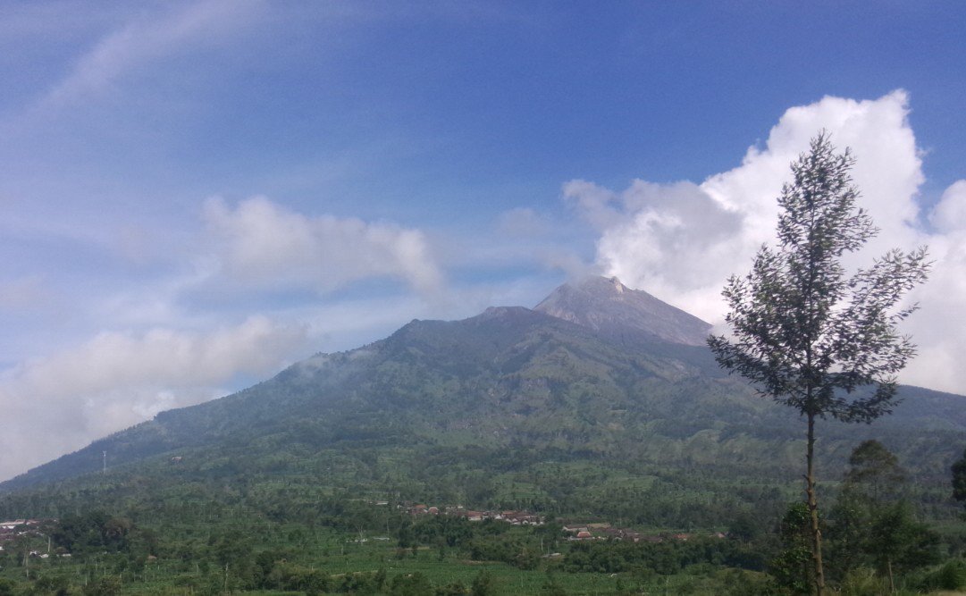 dewikukuruyuk's tweet photo. Merapi siang ini via Selo @pasagmerapi https://t.co/R5jVgL4Owq