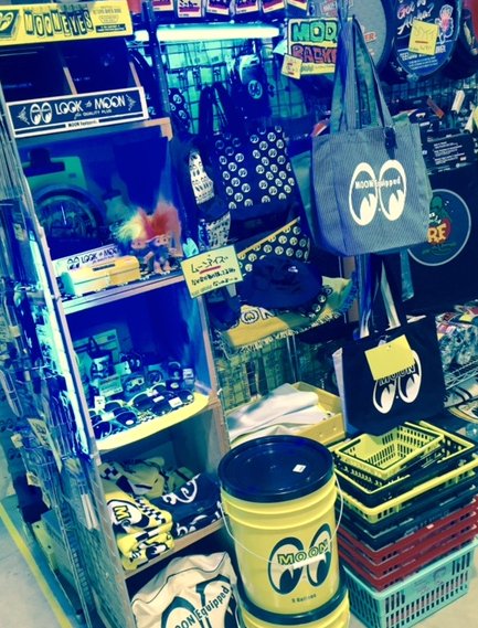 自称 #MOONEYES グッズの品ぞろえ日本一。 少なくともヴィレヴァンの中