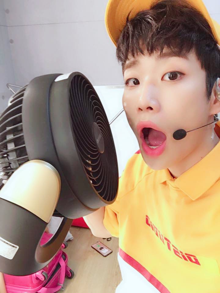 offclASTRO's tweet photo. 으아아아 선풍기 내꼬😂 내 사랑 아로하 좀 있다가 만나용 #ASTRO 아스트로 #AROHA #아로하 #사랑 https://t.co/KkxE4XWAXk
