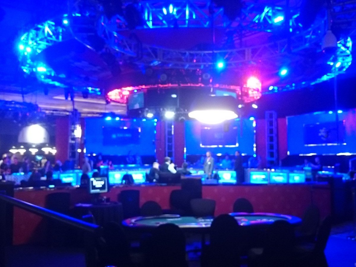 Wikeee2007's tweet photo. Been working in casinos for 6 years and tonight was the most money I've ever seen #wsop #onedrop https://t.co/GGAZ6DF85Z