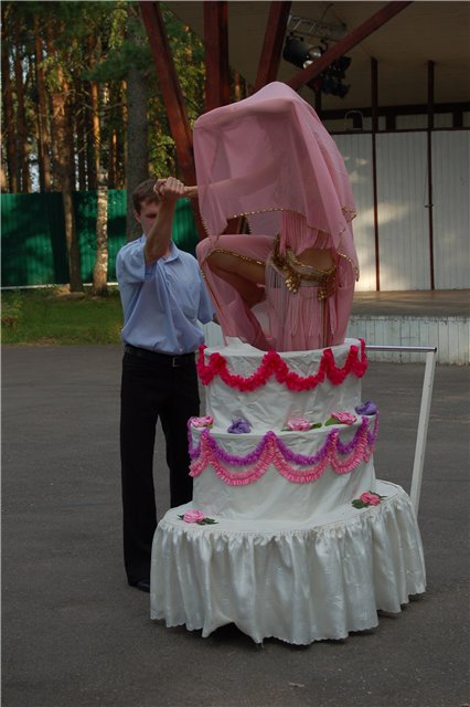 Макет торта из пенопласта. Театральная бутафория. Пироженка из пенопласта. Бутафорский торт. Бутафорские декорации.