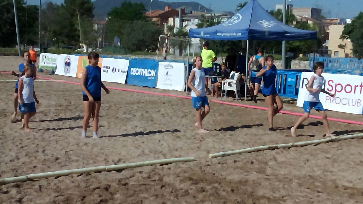 Els Alevins del @Handbol_Sanes ja es troben a #Igualada disfrutant de l'Handbol Sorra <a href="/BH_Igualada/">B_Handball Igualada</a> <a href="/handboligualada/">Handbol Igualada</a>