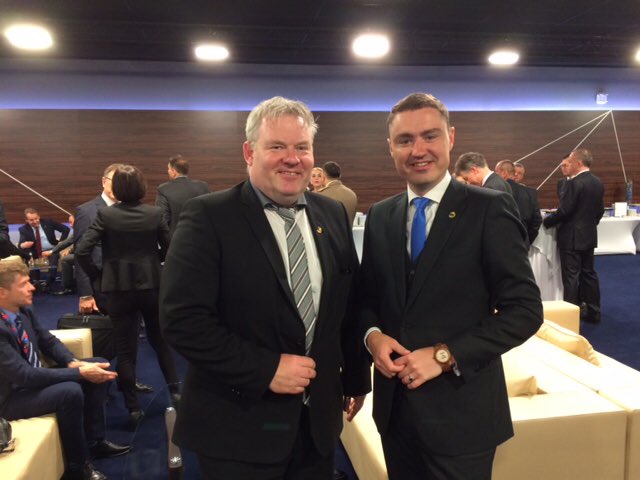 I congratulated the PM of Iceland <a href="/SigurdurIngiJ/">Sigurdur Ingi</a> on his team being the true star of the #UEFAEURO2016 

Huh!