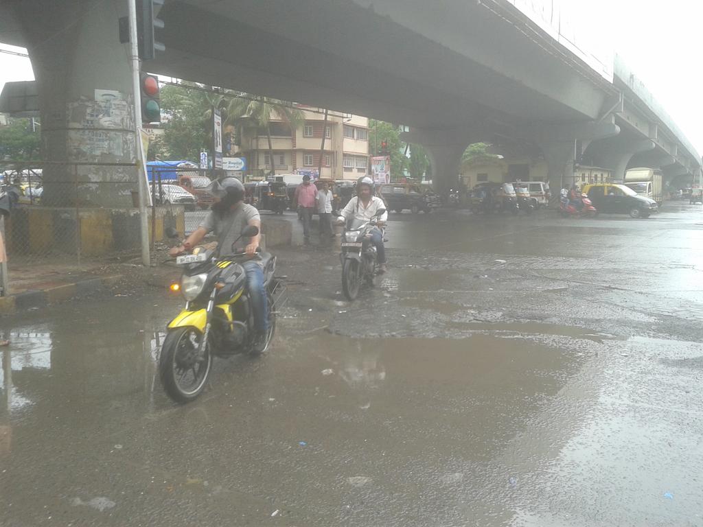sakal_cityspeak's tweet photo. 50 potholes kurla depo jn LBS rd 
#PotHoleDrive  @RidlrMUM @mumbaitraffic @RoadsOfMumbai @smart_mumbaikar #potholes https://t.co/0sOL5pjp5Y