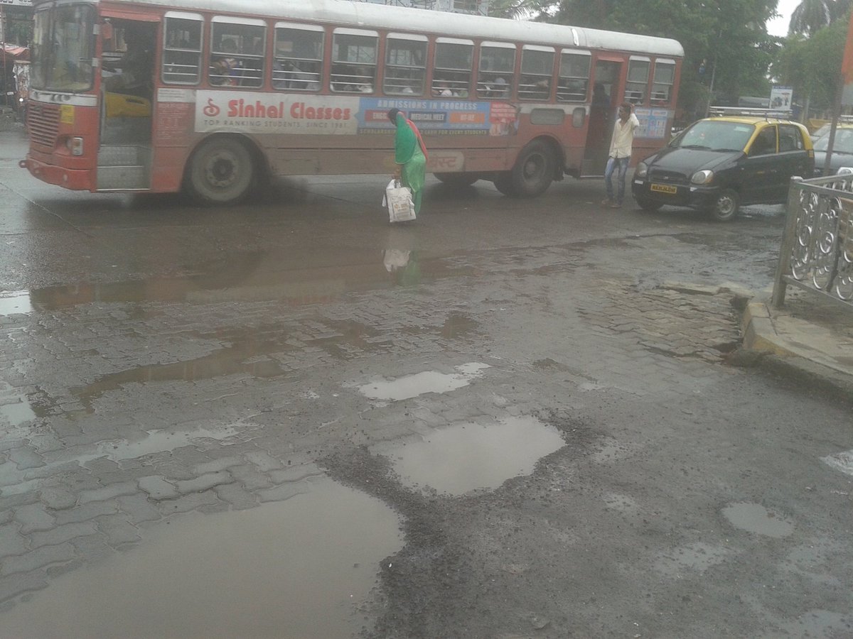 sakal_cityspeak's tweet photo. Kurla gardern potholes filled with cloths #PotHoleDrive  @RidlrMUM @mumbaitraffic @RoadsOfMumbai @smart_mumbaikar https://t.co/17o625sDme