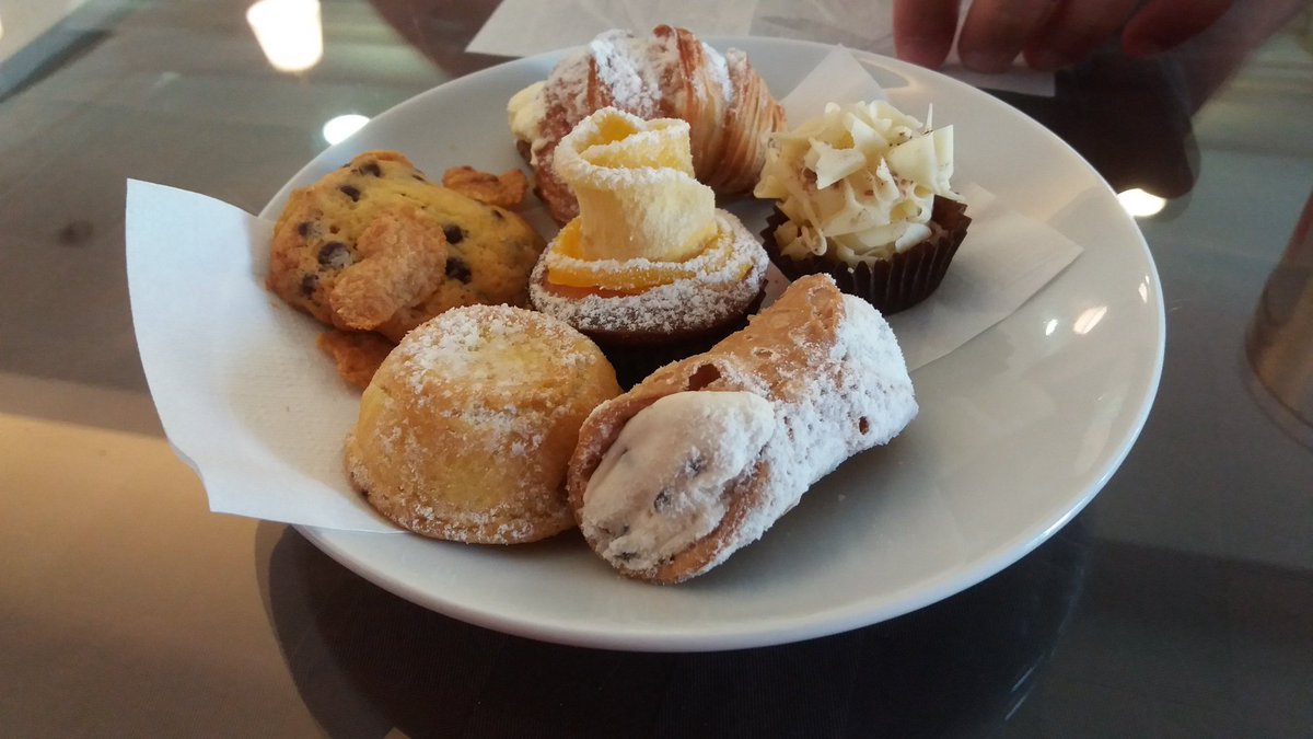 SarasiniClaudio's tweet photo. Prima o poi si smaltirà #ipiaceridellavita #breakfast #goodmorning https://t.co/gPNgyReo1i