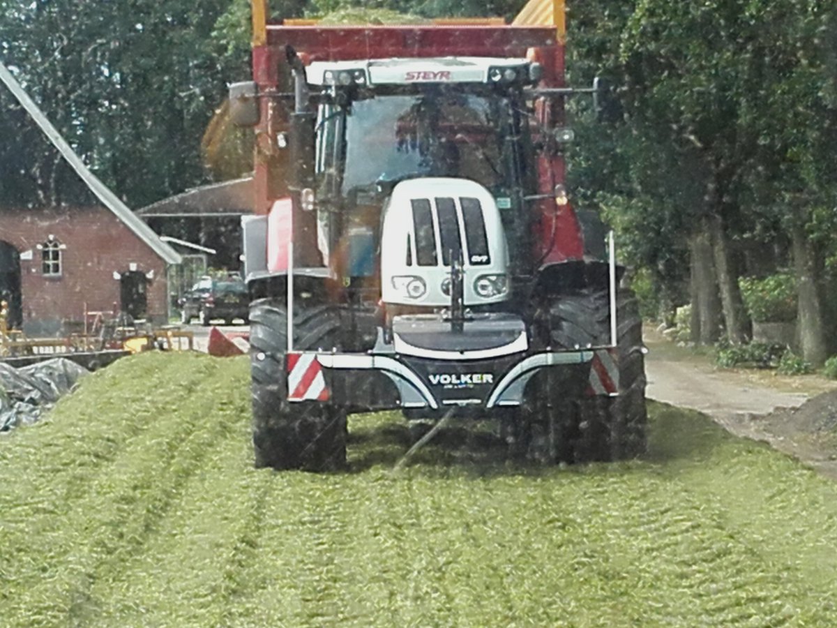 MartinOldenhof's tweet photo. Niet alleen #veilig  maar t oogt ook mooi zo'n safty BullBar van @VolkerBV https://t.co/BbErL0Qvtf