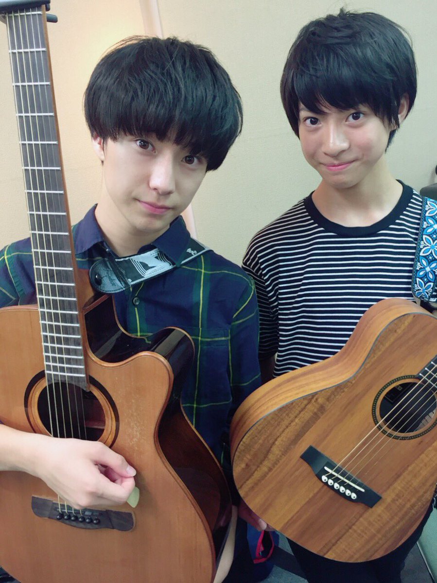 さくらしめじ おふぃしゃる Ar Twitter 2人のギター くまポンとタカダピョウガは夏場に向けてしばらくメンテナンスのため 12日のline Liveはこのサブギター達で演奏します ガクが持ってるのが ムラさん ヒョウガが持ってるのが 小太郎 です Yoroshiku さくらしめじ おふぃしゃる Ar Twitter 2人のギター くまポンとタカダピョウガは夏場に向けてしばらくメンテナンスのため 12日のline Liveはこのサブギター達で演奏します ガクが持ってるのが ムラさん ヒョウガが持ってるのが 小太郎 です Yoroshiku