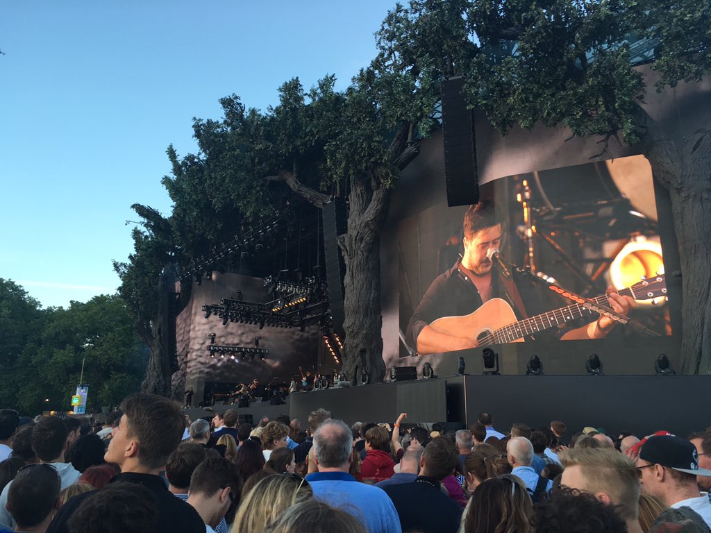 Nmattera's tweet photo. When in #London: @MumfordAndSons https://t.co/hlOTyoreJP