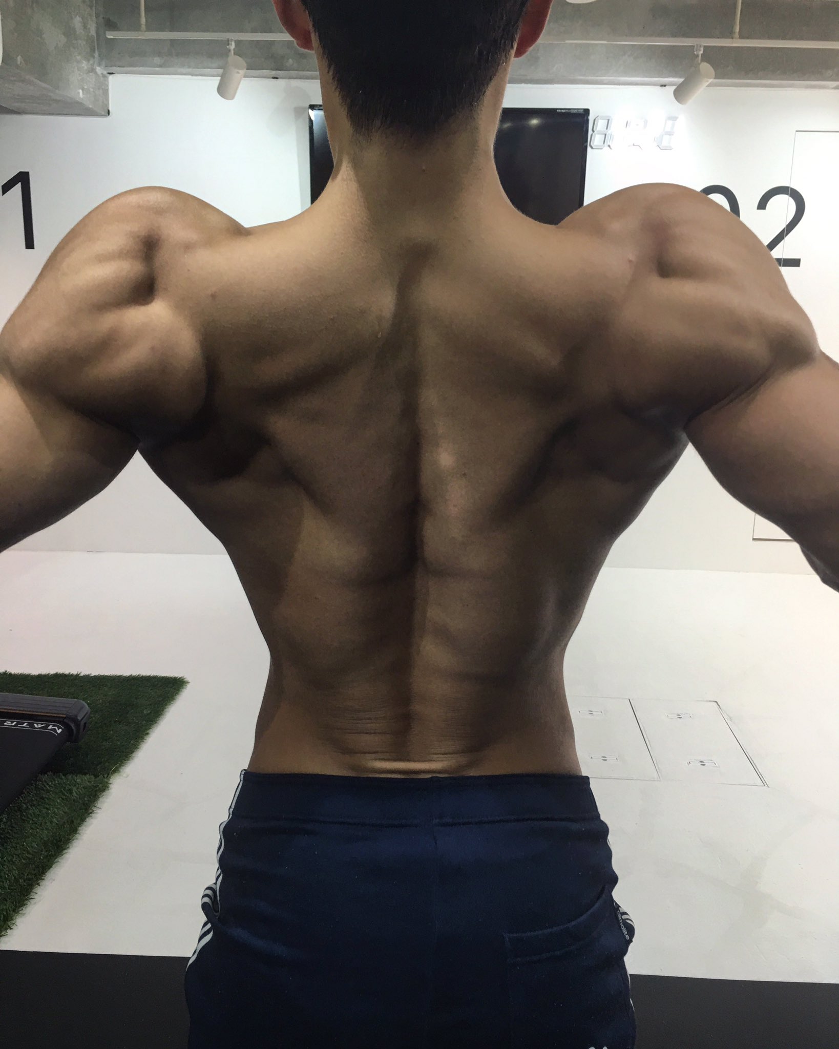 Edward Kato 背中を見せるバックポーズと肩を見せるバックポーズ T Co Yr4yr2nb3y Twitter