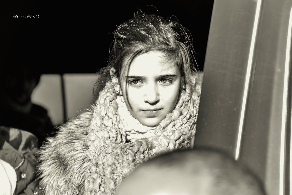 i_buenobernaola's tweet image. Adolescente siria @errefuxiatuakB  esperando en furgoneta de ACNUR en feb  2016