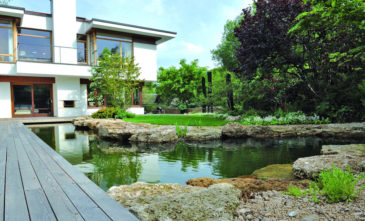 #Naturpool: Ufergestaltung und Wasserfall aus TROJA #Travertin. traco-manufactur.de #Naturstein #TRACO