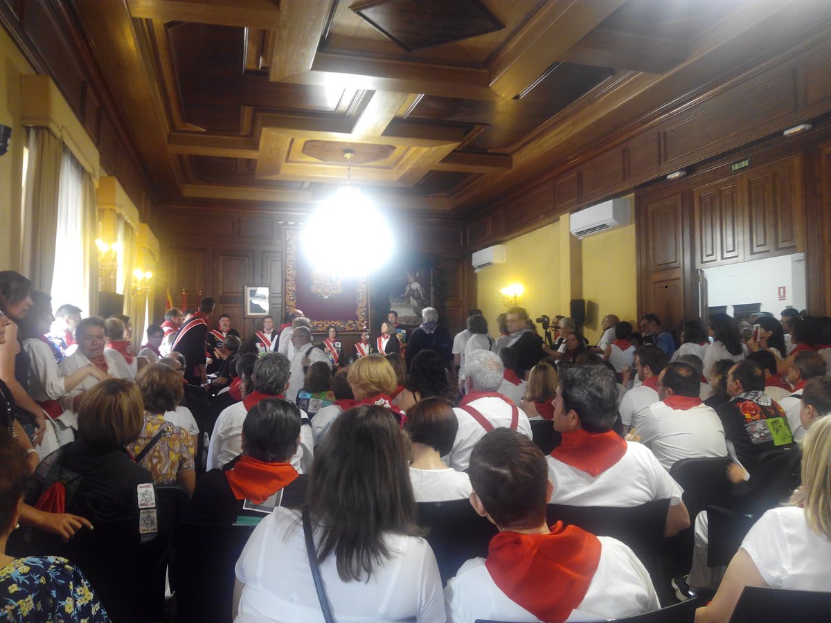 Llenazo en La Salve, debe ser que querer eliminarla la pone de moda. 40 miembros de Interpeñas, solo 6 sillas