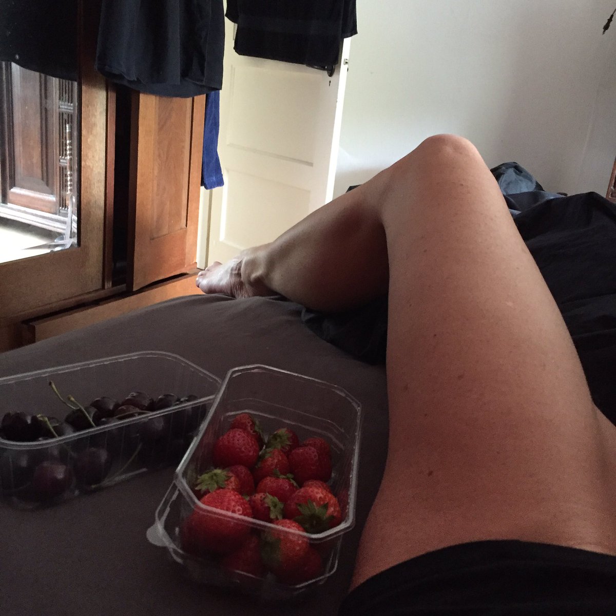 Doe je je ogen open heeejjj verkering weg heeejjj aardbeien en kersen 😍