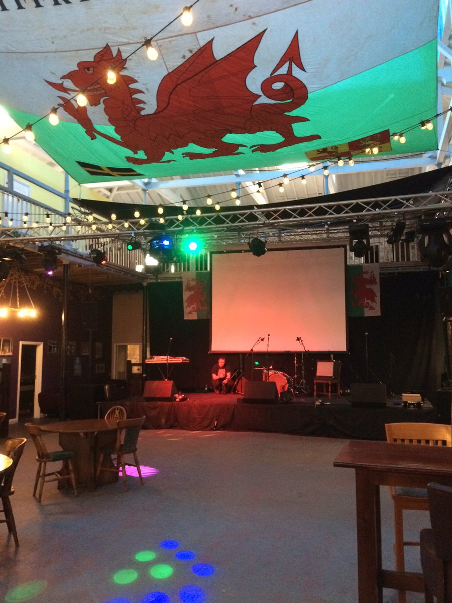 Wrthi'n gosod y llwyfan ar gyfer P'nawn yn y Farchnad. Ma hi'n sych ac yn gynnes yn <a href="/MarketHallDre/">Market Hall</a> !