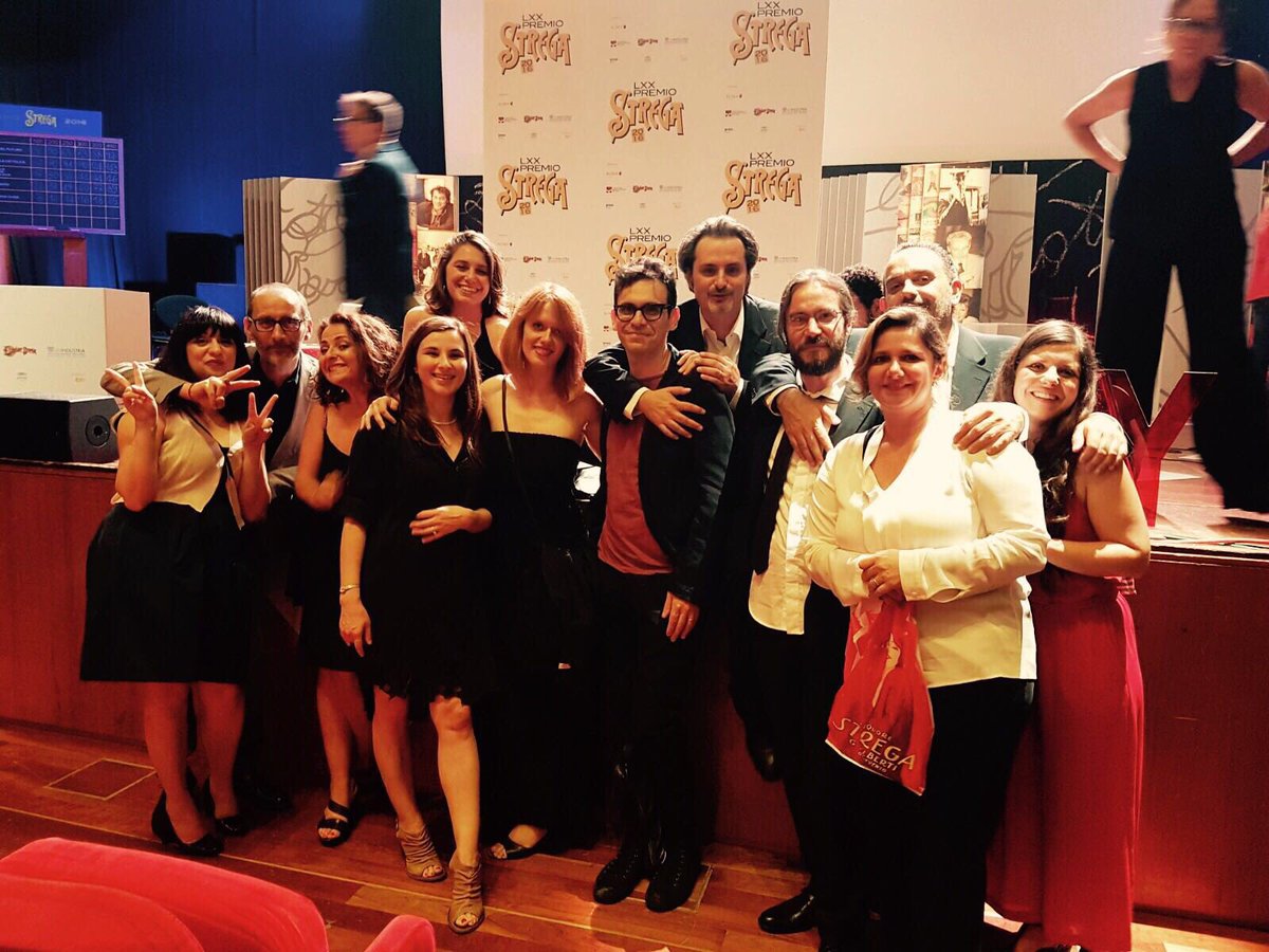 ale_grazioli's tweet photo. Immagini che resteranno a @minimumfax di questo @PremioStrega: foto di gruppo con #IlCinghialeStregato a fine sera https://t.co/7Hgi9u3PDq