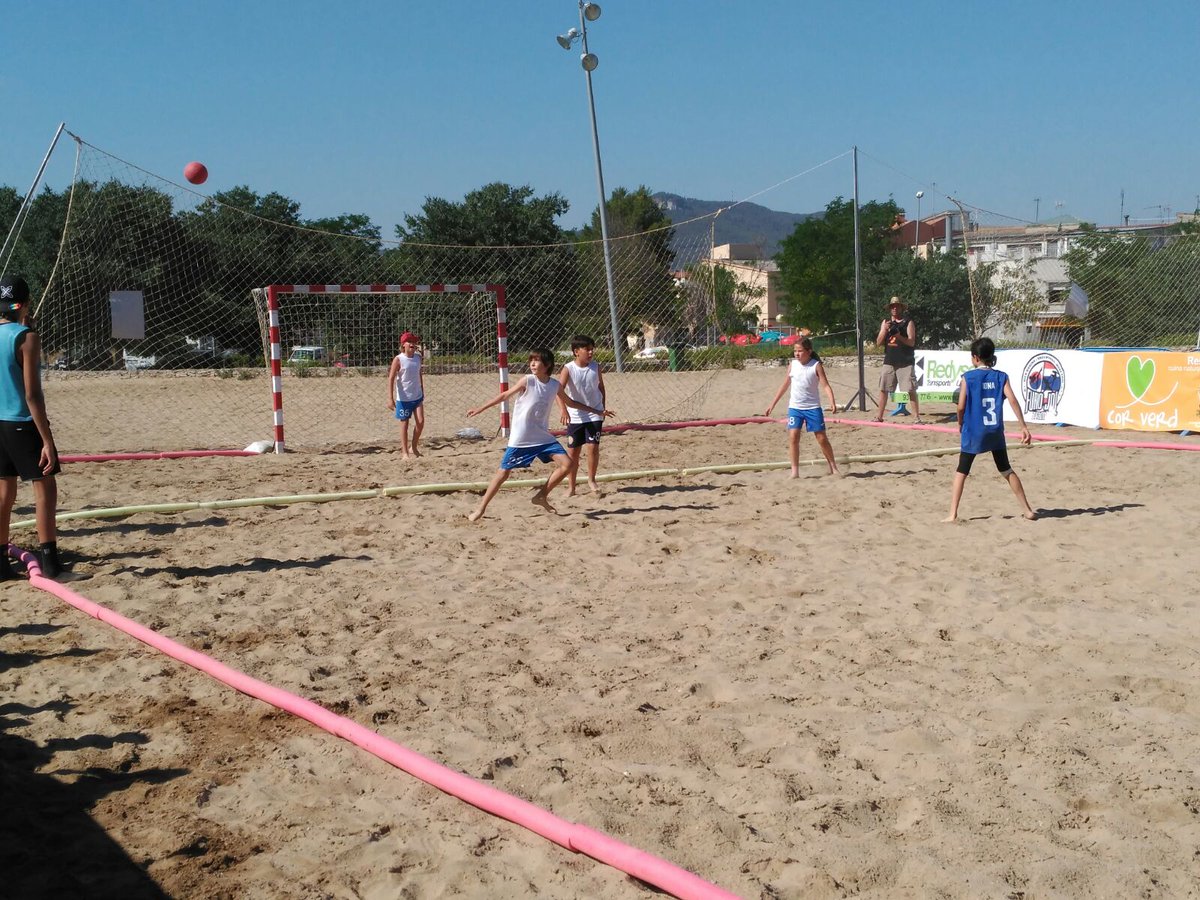 Bona organització dels nostres amics del <a href="/handboligualada/">Handbol Igualada</a> <a href="/BH_Igualada/">B_Handball Igualada</a> els Alevins @Handbol_Sanes gaudint a la sorra