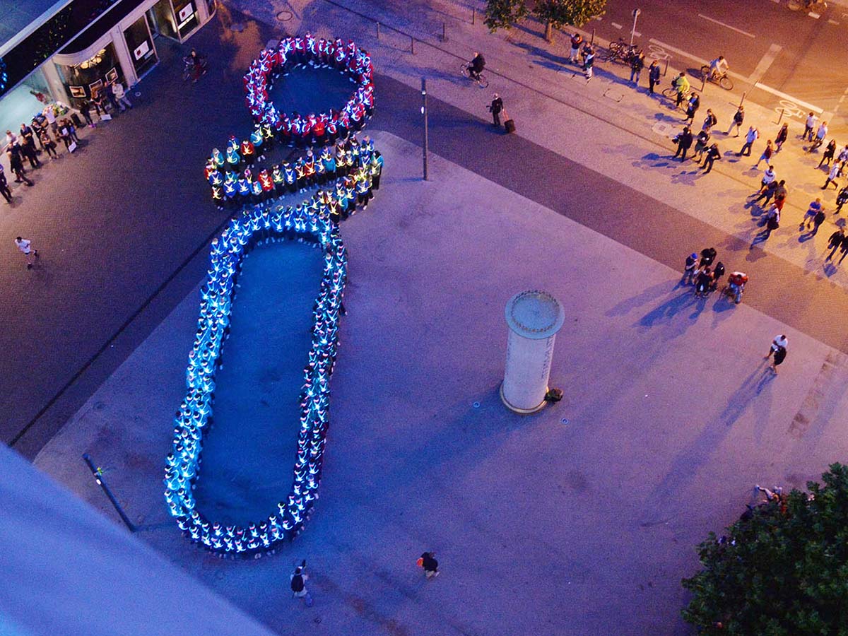 RWE_Consulting's tweet photo. The „innogy“ logo formed by LED dancers in Berlin. Experience more in the Innovation blog: https://t.co/BUWMsw27hK https://t.co/CJmV68Vf0O